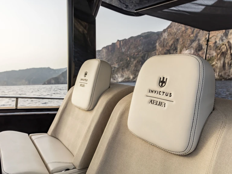 Motorboot mit oder ohne Skipper Invictus  mieten in Poltu Quatu