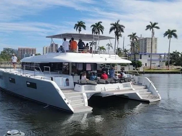 Ein Lagoon 620 Power Catamaran mieten in Key West