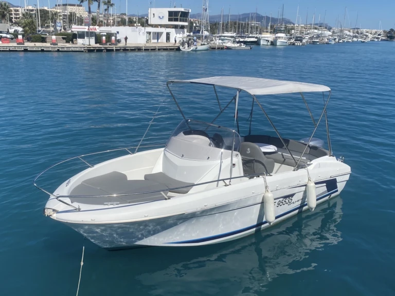 Ein Bénéteau Flyer 650 Open mieten in Frankreich