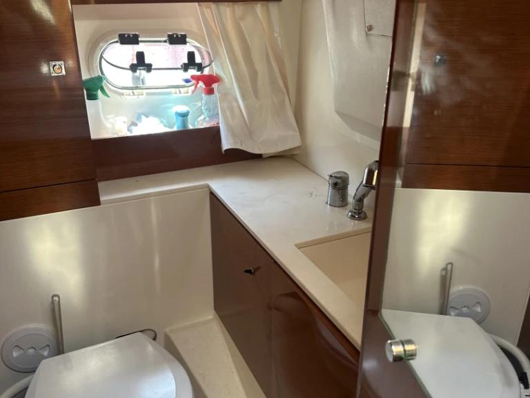 Ein Jeanneau Leader 8 mieten in Mandelieu-la-Napoule