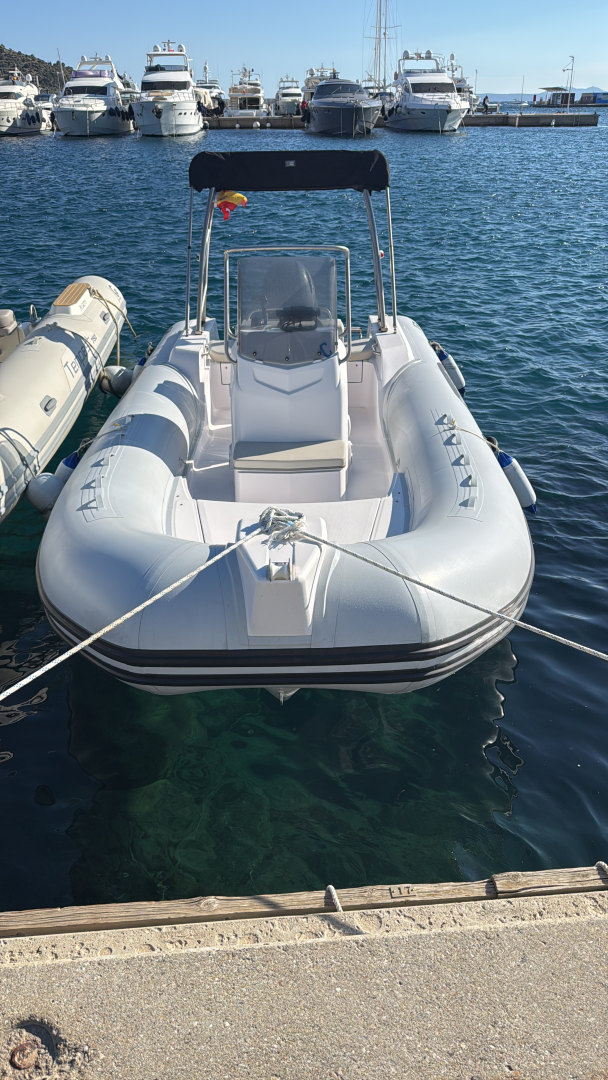 Ein Capelli F130LA mieten in Roses