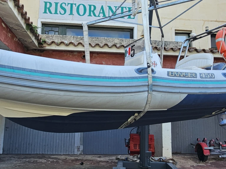 Ein Capelli Lancer 480 mieten in La Maddalena