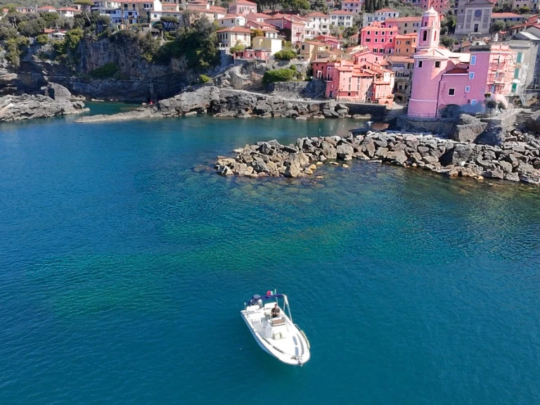 YachtCharter in La Spezia - Boston Whaler Boston Whaler 220 Dauntless auf SamBoat