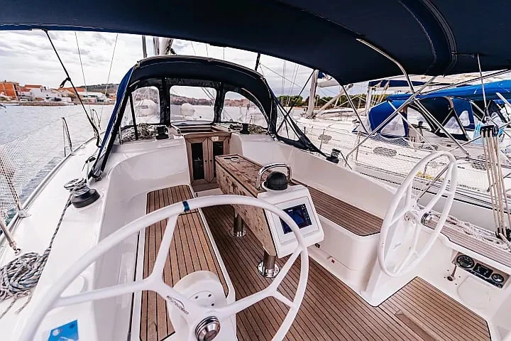 YachtCharter in Betina - Bavaria Cruiser 37 auf SamBoat