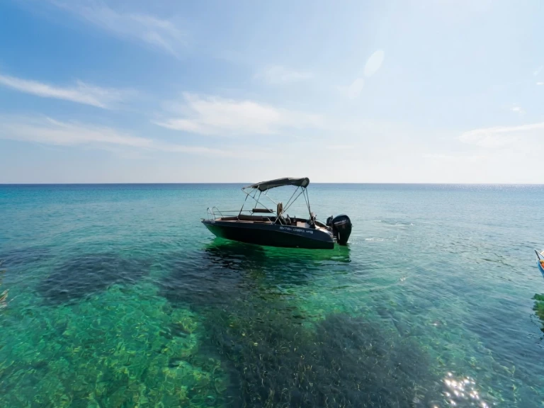 Motorboot mit oder ohne Skipper Isatek Cobra mieten in Mílos