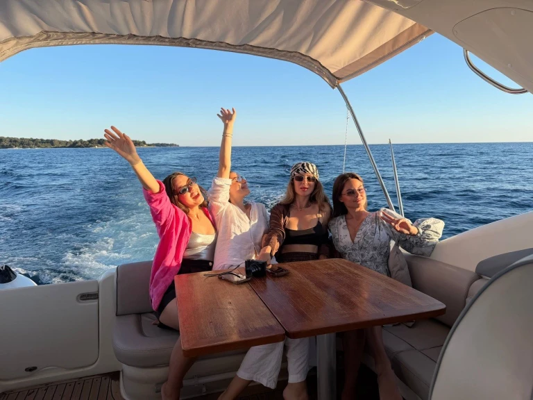 Ein Cranchi Zaffiro 34 mieten in Cannes