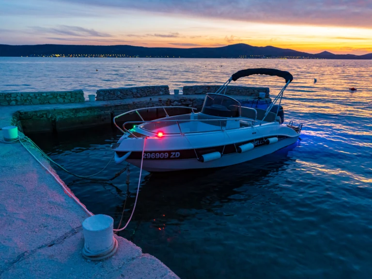 Motorboot mieten in Sveti Filip i Jakov zum besten Preis
