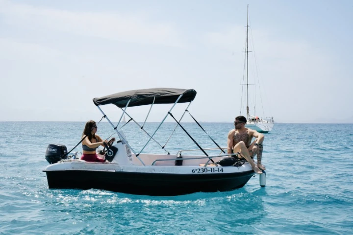 Motorboot mit oder ohne Skipper Astec mieten in Playa Blanca