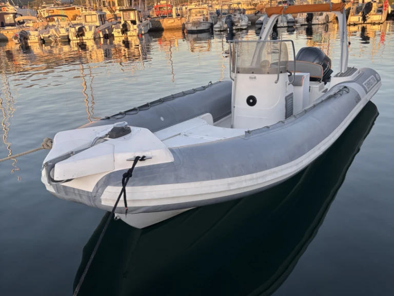 Ein Capelli Tempest 750 mieten in Bonifacio