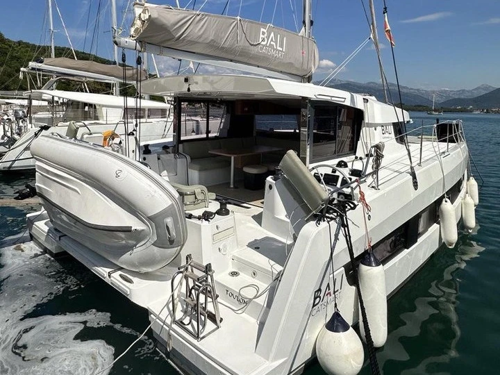YachtCharter in Tivat - Bali Bali Catsmart (6 cab.) auf SamBoat