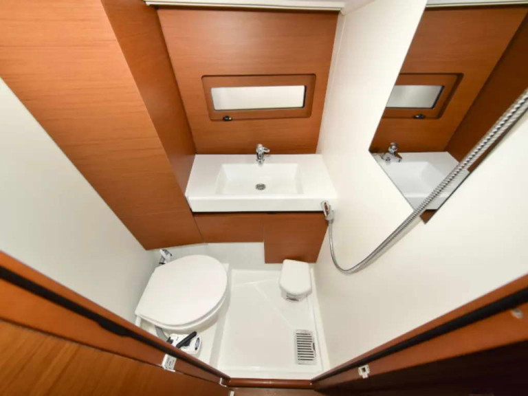 Ein Jeanneau Sun Loft 47 (7 cab.) mieten in Tivat