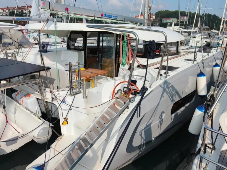 Ein Excess Excess 11 (6 cab.) mieten in Pula