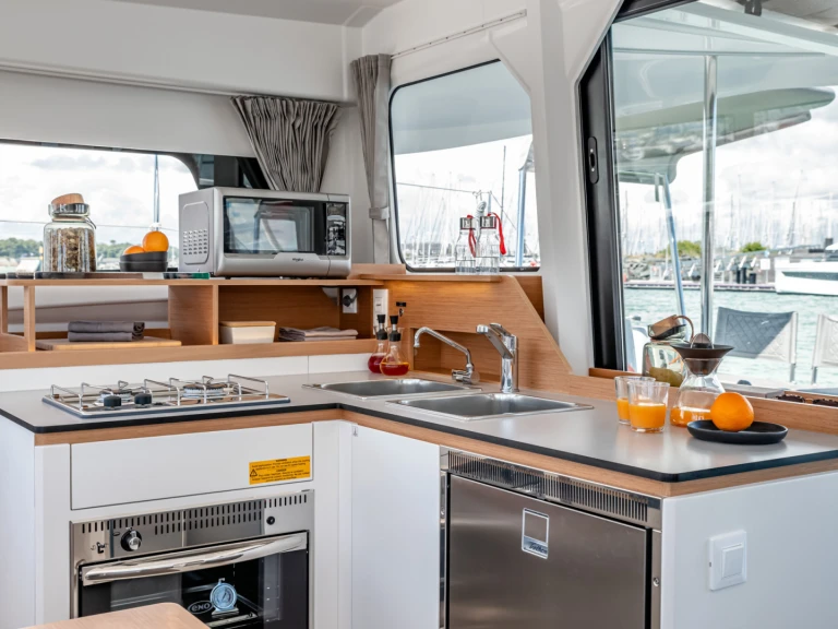 Ein Excess Excess 11 (6 cab.) mieten in Tivat