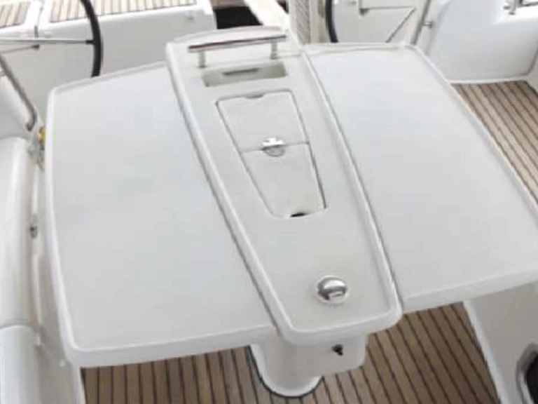 Ein Bénéteau Oceanis 50 (6 cab.) mieten in Kalkara