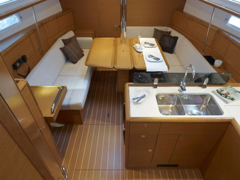 Ein Jeanneau Sun Odyssey 389 (3 cab.) mieten in Propriano