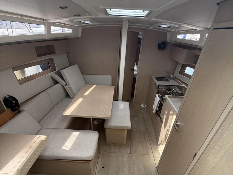 Bénéteau Oceanis 37.1 (3 cab.) mieten Lefkáda