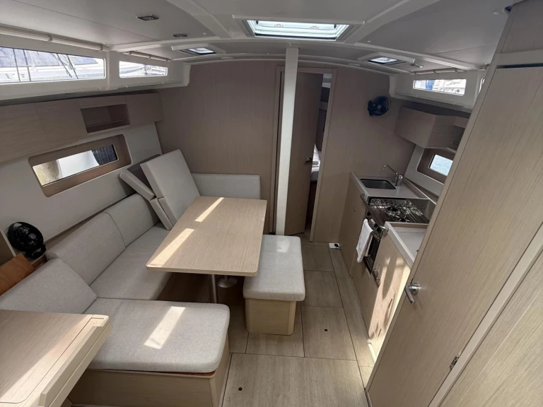 Bénéteau Oceanis 37.1 (3 cab.) mieten Lefkáda