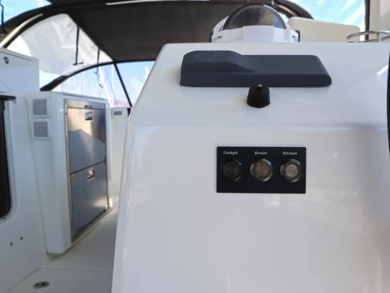 YachtCharter in Néa Péramos - Jeanneau Sun Loft 47 (7 cab.) auf SamBoat