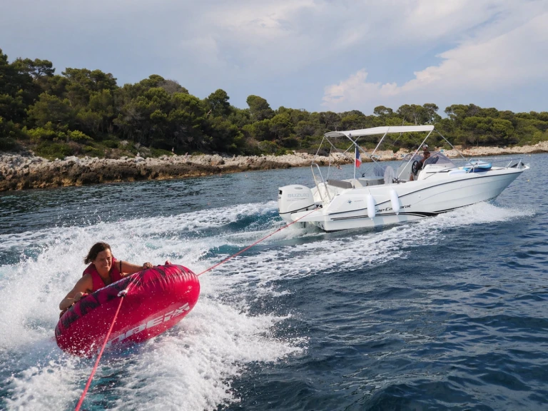 Ein Jeanneau Cap Camarat 6.5 WA Serie 3 mieten in Antibes