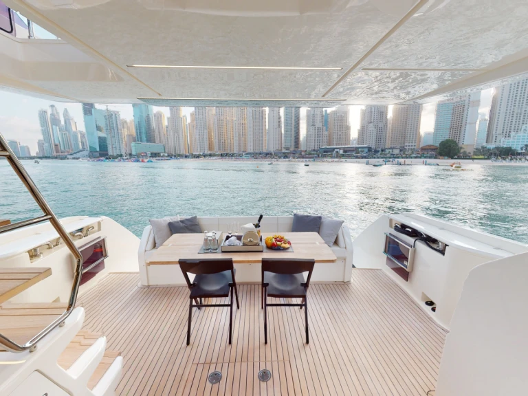 Boot mieten Dubai Marina günstig FERRETTI 670