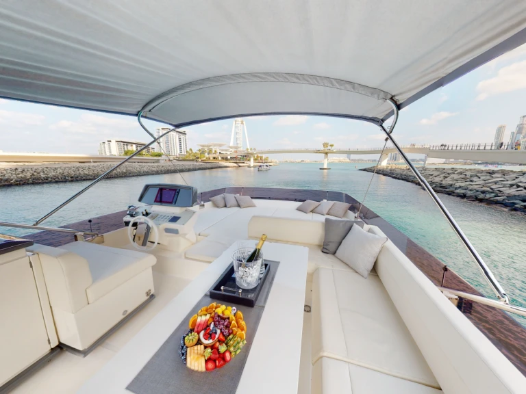 Yacht mit oder ohne Skipper Ferretti mieten in Dubai Marina