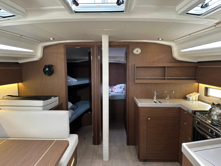 Ein Bénéteau Oceanis 40.1 mieten in Álimos