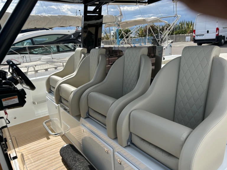 Ein De Antonio D42 mieten in Antibes