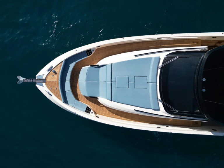 Cayman Yachts 540 WA mieten Neapel