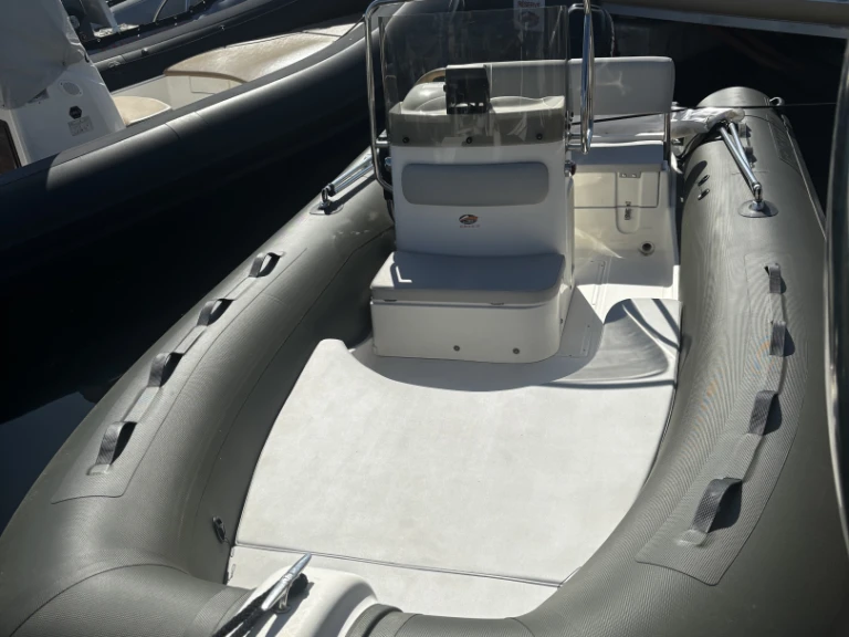 YachtCharter in Porto-Vecchio - Capelli 500 moteur 2 temps auf SamBoat