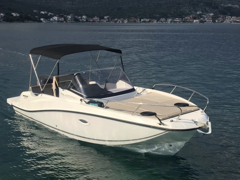 Ein Quicksilver Activ 675 Sundeck mieten in Marseille