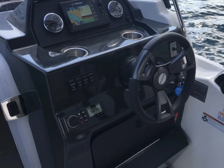 Ein Quicksilver Activ 675 Sundeck mieten in Marseille