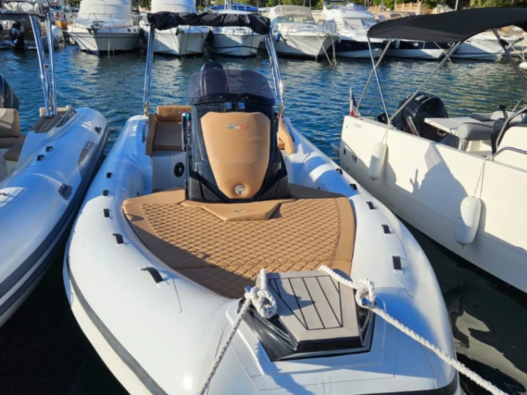 SPX RIB 24 DINETTE mieten Saint-Raphaël