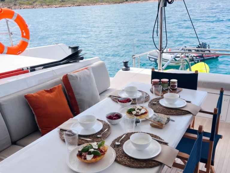 Katamaran mit oder ohne Skipper Nautitech mieten in Álimos