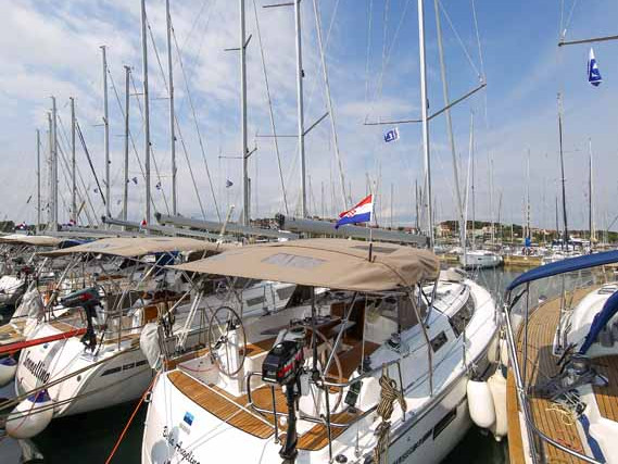 Ein Bavaria Cruiser 37 mieten in Pula
