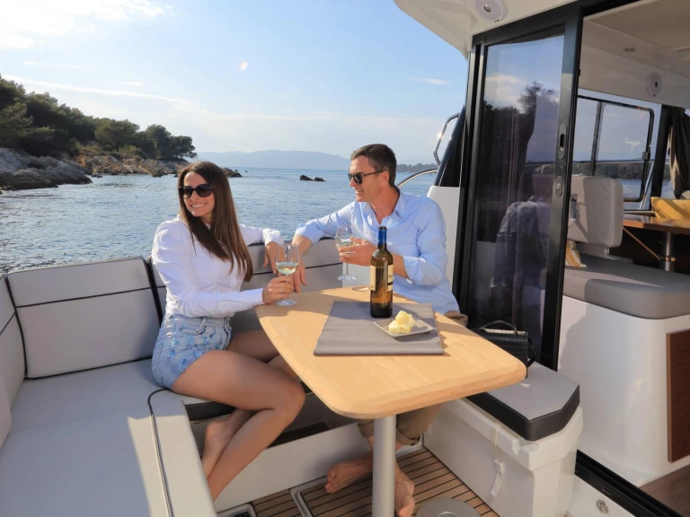 Motorboot mit oder ohne Skipper Jeanneau mieten in Bacoli