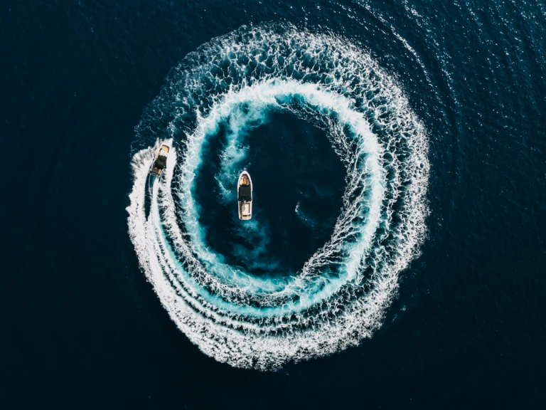 Ein Alesta Raptor Excursion mieten in Mílos