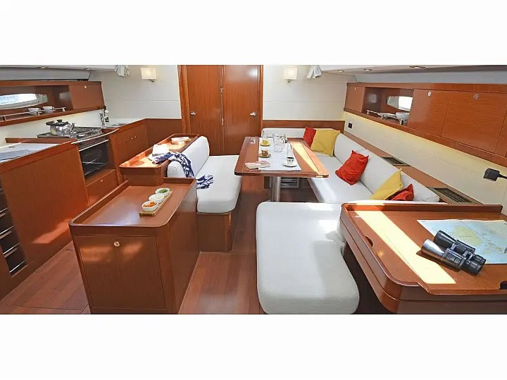 Ein Bénéteau Oceanis 50 Family mieten in Álimos