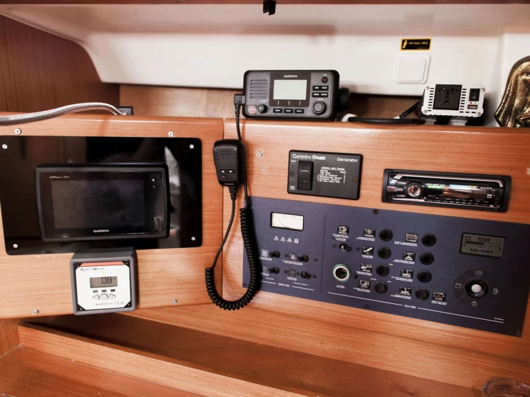 YachtCharter in Adámas - Bénéteau Cyclades 50.5 auf SamBoat