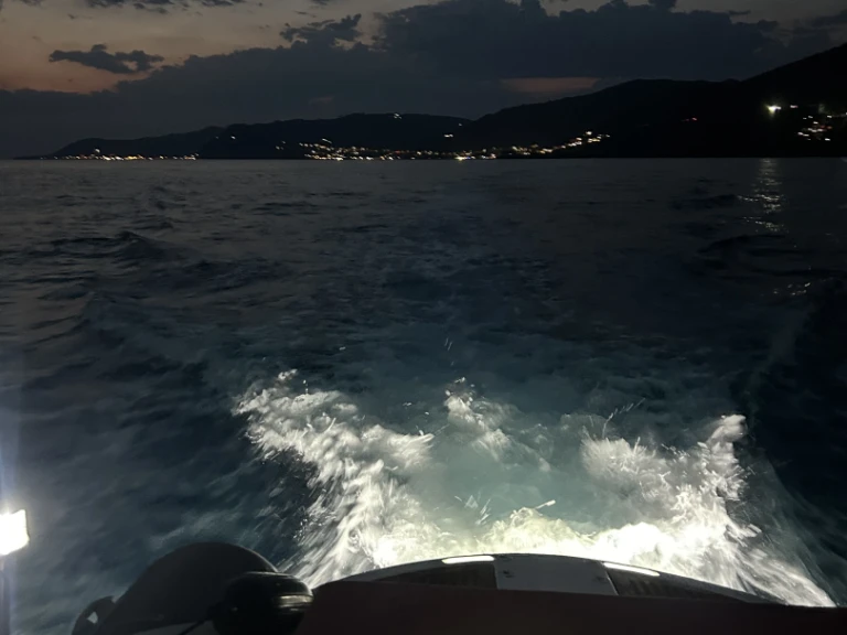 YachtCharter in Castellammare di Stabia - Pirelli Pzero 880 Sport auf SamBoat