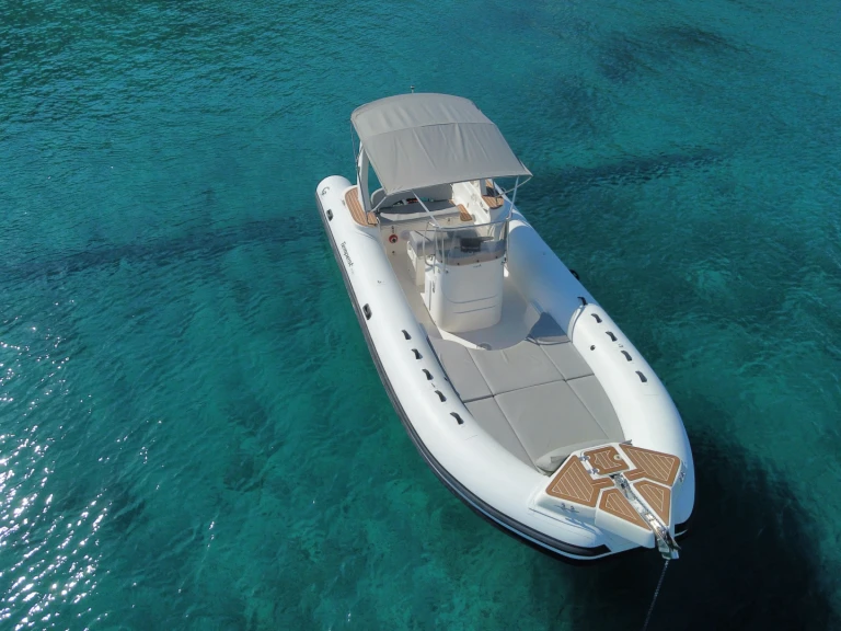 Ein Capelli Tempest 750 mieten in Santa Eulària des Riu