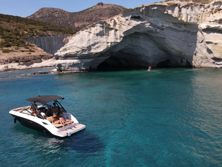 Ein Sea Ray SDX 250 mieten in Mílos