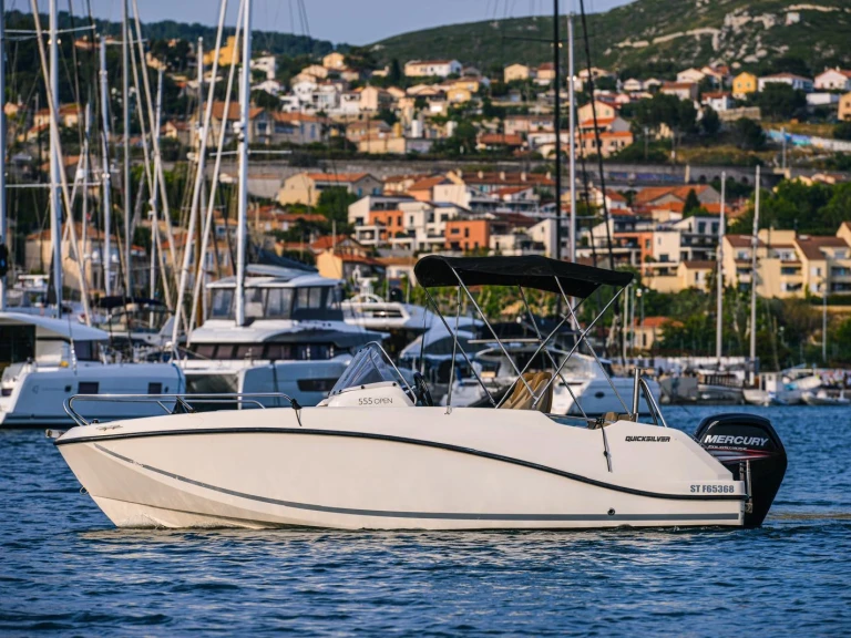 Ein Quicksilver Activ 555 Open mieten in Marseille