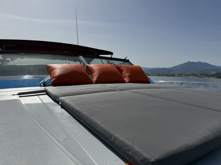 Ein Ferretti Altura 47 mieten in Marbella
