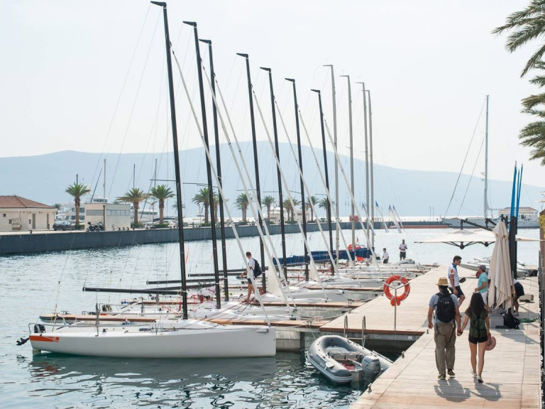 Ein J  mieten in Tivat