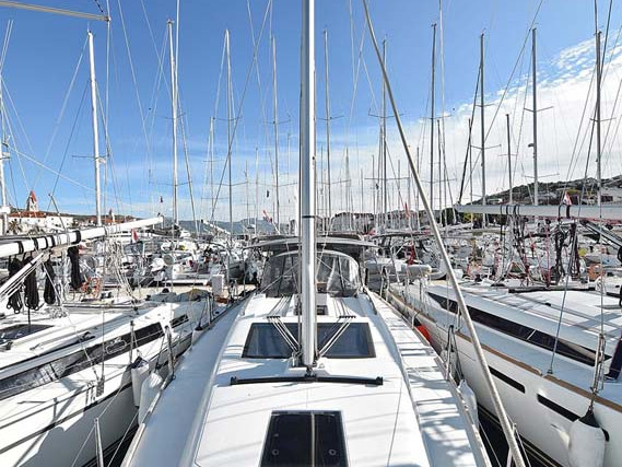 Ein Dufour Dufour 382 Grand Large mieten in Pula
