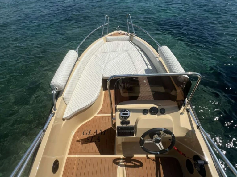Ein ISATEK TEKNE COBRA 495 mieten in Glyfáda