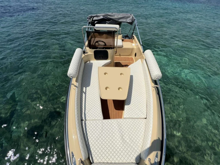 Motorboot mit oder ohne Skipper ISATEK TEKNE mieten in Glyfáda