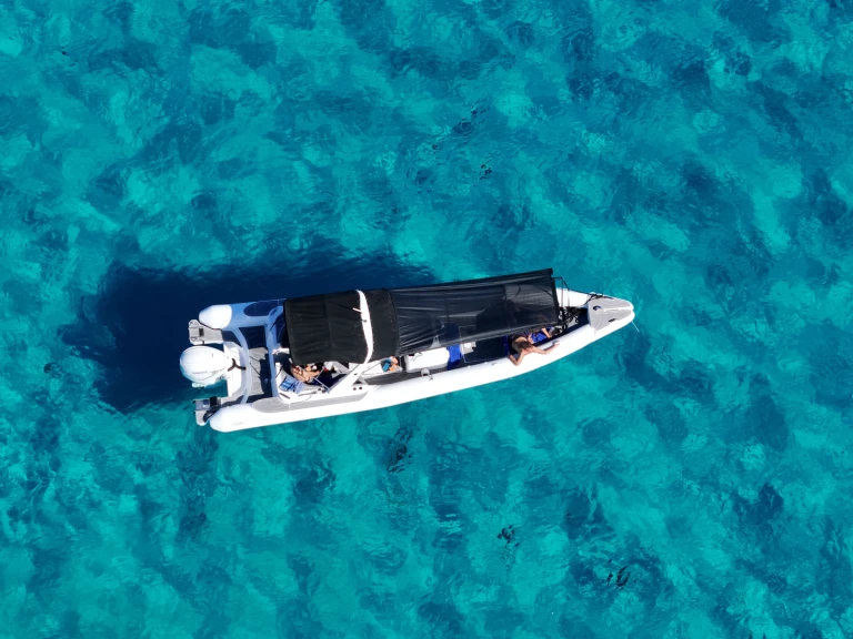 Ein Fost Matrix 32 mieten in Marina Aliki