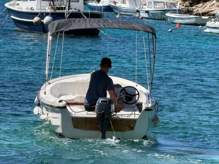 Ein Adria Adria10 mieten in Hvar