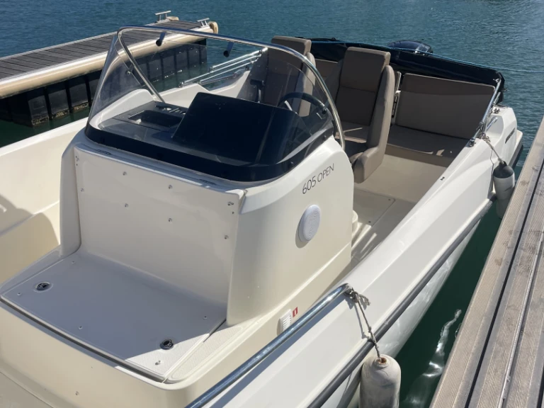 Ein Quicksilver Activ 605 Open mieten in Marseille